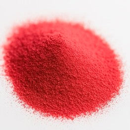 Feines, rotes Pulver auf weißem Hintergrund.