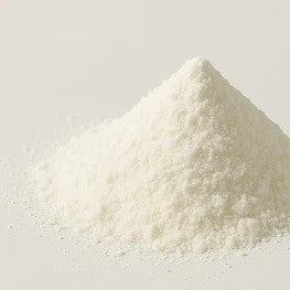 Feines weißes Pulver zu einem kleinen Haufen auf hellem Untergrund.