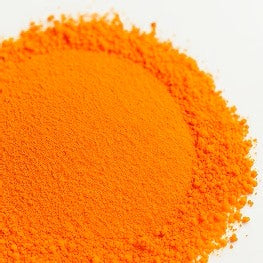 Feines, orangefarbenes Pulver auf weißem Untergrund.